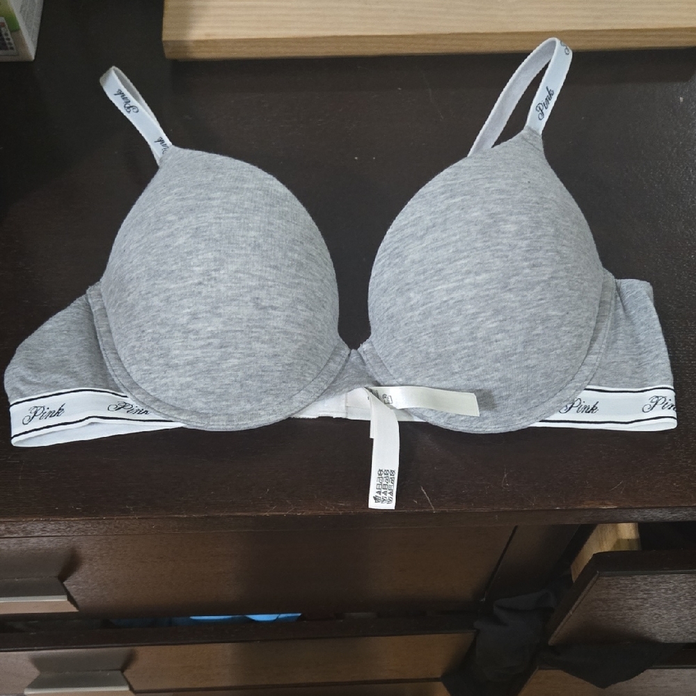 PINK Victoria's Secret Gray T-Shirt Bra with Adjustable Straps